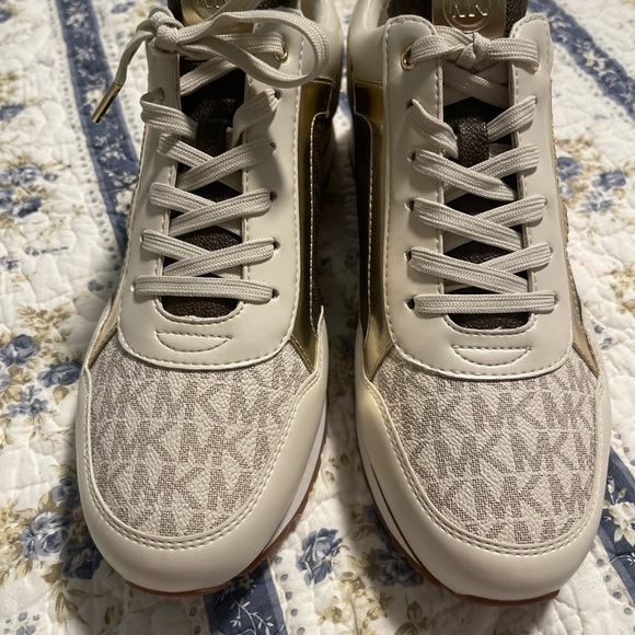 NIB $225 MICHAEL KORS Maddy Two-Tone VANIL/BRWN Logo and Mesh Trainer 10M - Picture 3 of 6